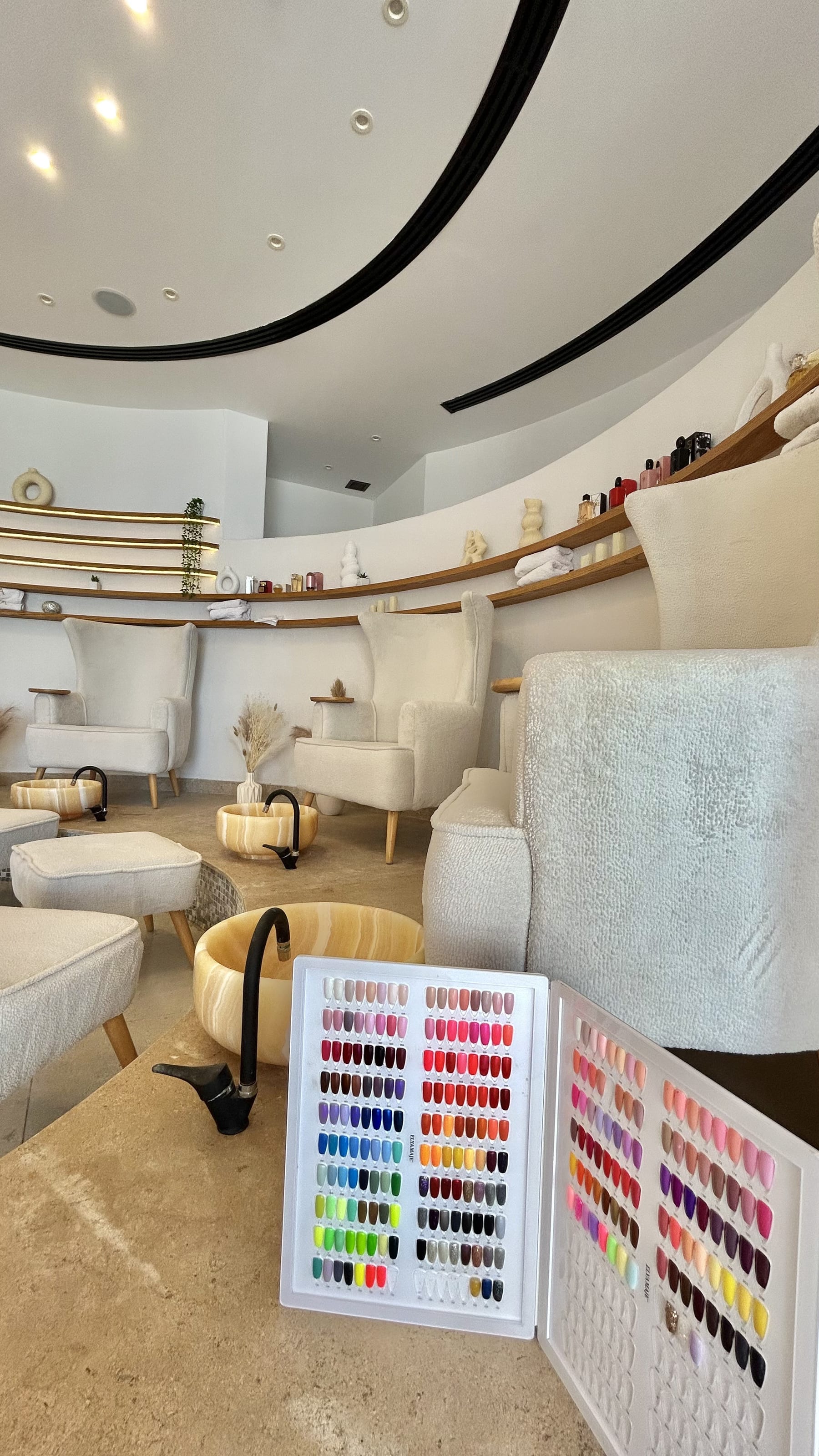 Lounge pédicure, nuanciers et vasques onyx