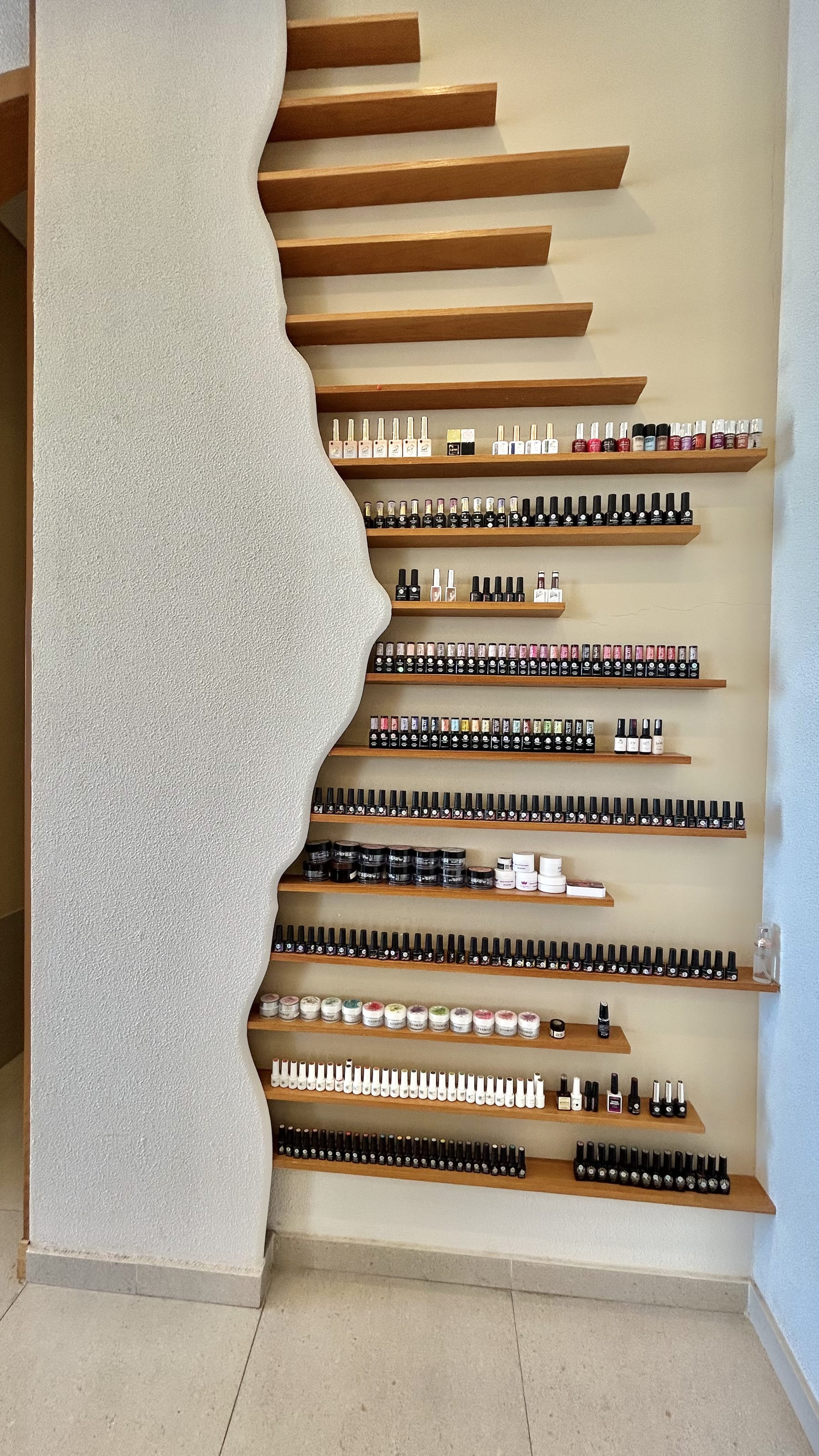 Mur de vernis et panneau sculpté