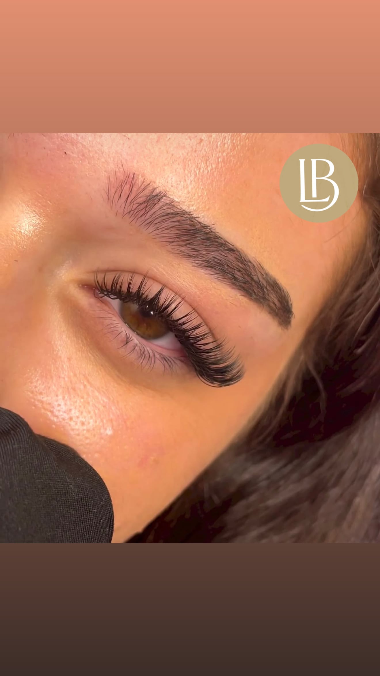Cils volume et sourcils structurés, plan rapproché