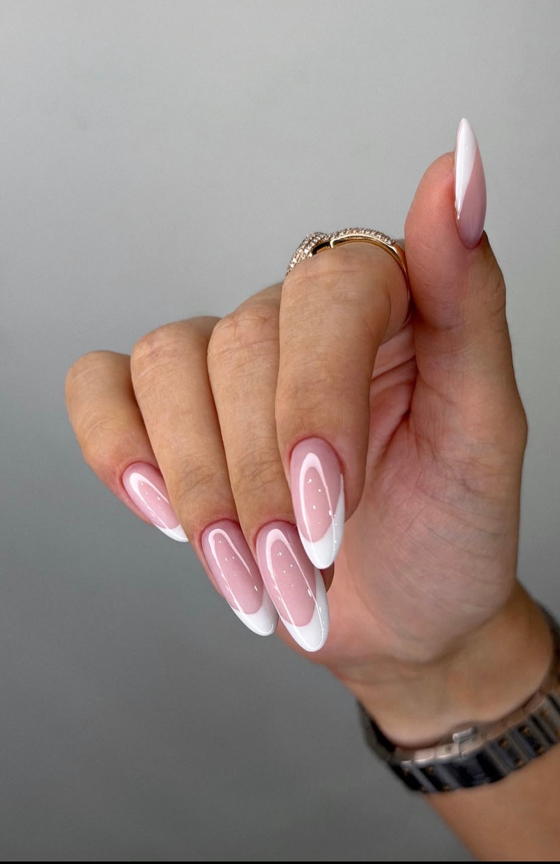 Manucure French almond réalisée chez Beauty Ley