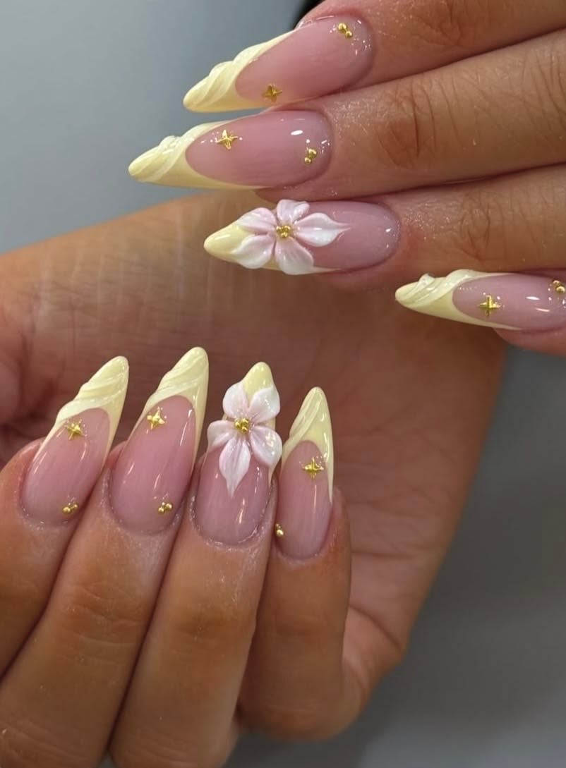 Nail art jaune, fleurs blanches et étoiles dorées
