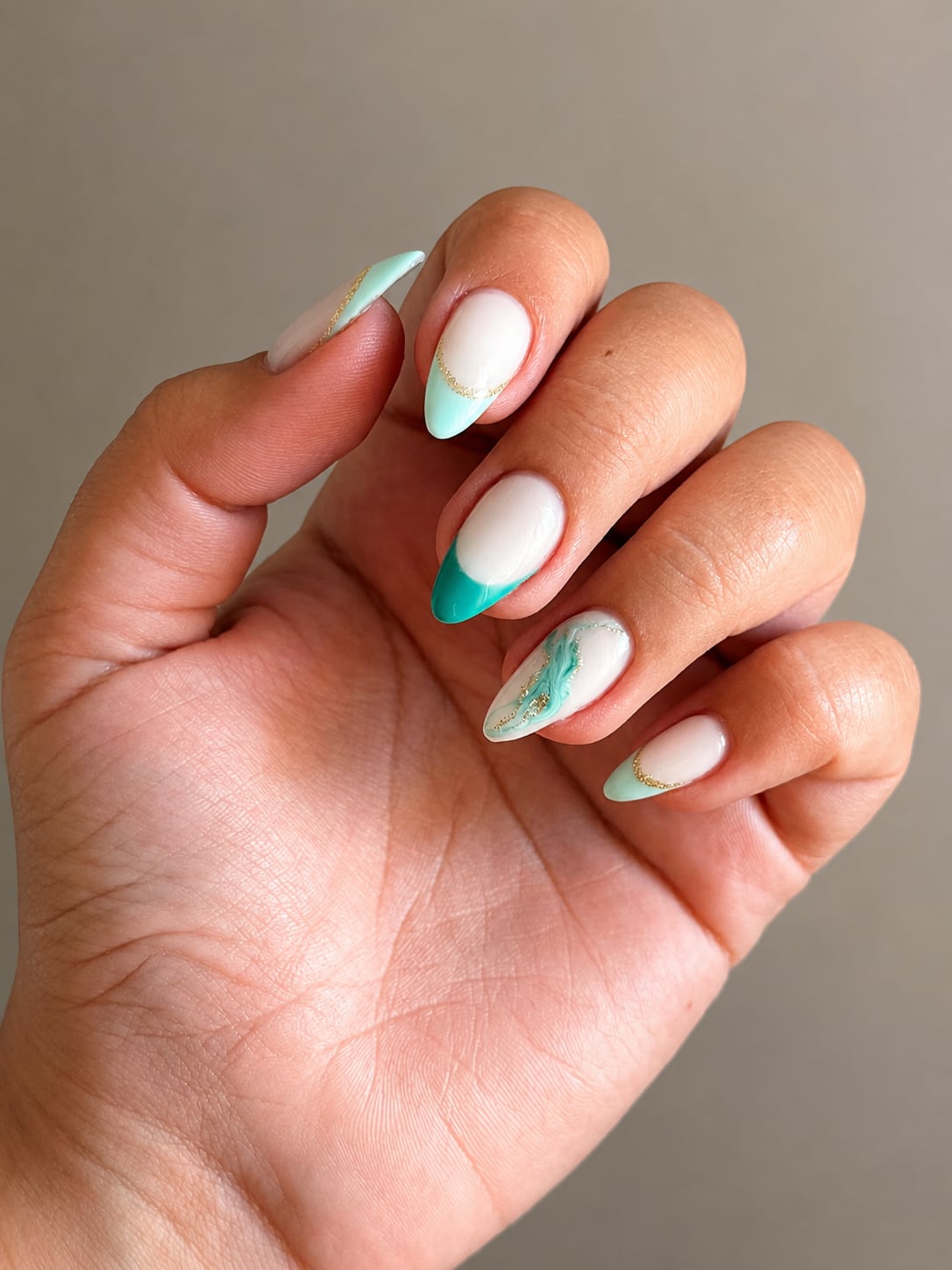 Nail art milky, menthe et or