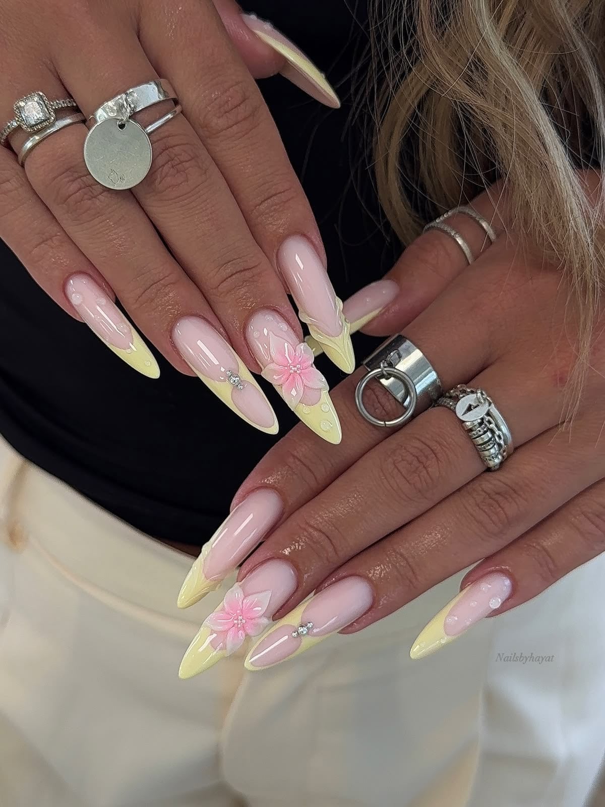 French jaune pastel et fleurs roses 3D